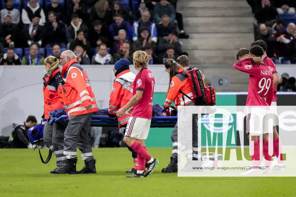 Steeve Kango (OL, 37) wird von Sanitätern vom Platz getragen, Sanitäter auf dem Platz mit Trage, verletzt, Verletzung, Verletzungspause, Action, Aktion, Spielszene, 22.10.2026, Sinsheim (Deutschland), Fussball, UEFA Europa League, TSG 1899 Hoffenheim - Olympique Lyon, DFB DFL REGULATIONS PROHIBIT ANY USE OF PHOTOGRAPHS AS IMAGE SEQUENCES AND OR QUASI-VIDEO.