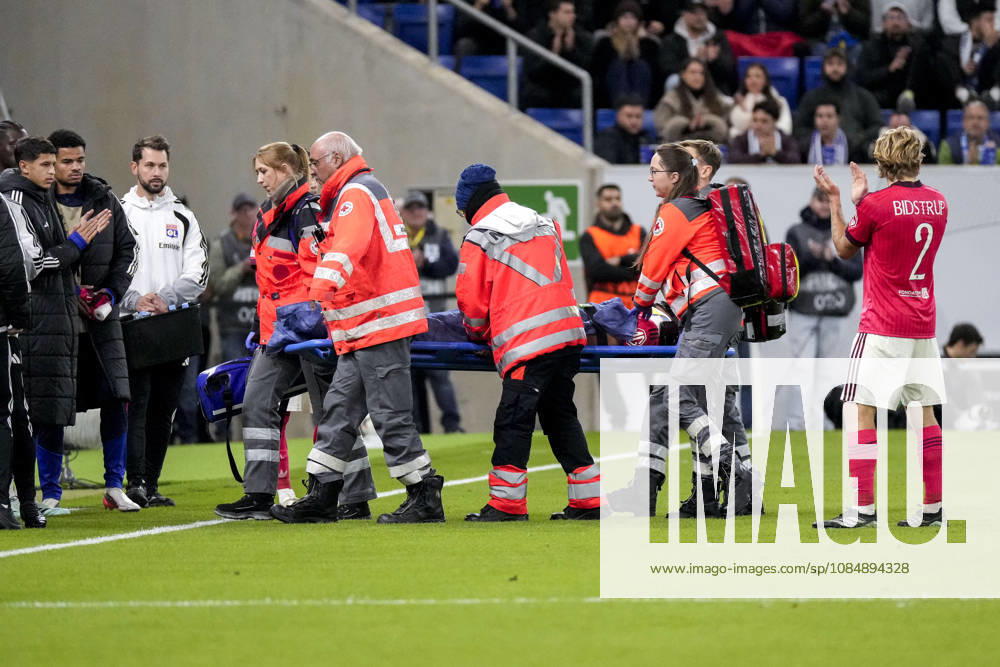 Steeve Kango (OL, 37) wird von Sanitätern vom Platz getragen, Sanitäter auf dem Platz mit Trage, verletzt, Verletzung, Verletzungspause, Action, Aktion, Spielszene, 22.10.2026, Sinsheim (Deutschland), Fussball, UEFA Europa League, TSG 1899 Hoffenheim - Olympique Lyon, DFB DFL REGULATIONS PROHIBIT ANY USE OF PHOTOGRAPHS AS IMAGE SEQUENCES AND OR QUASI-VIDEO.
