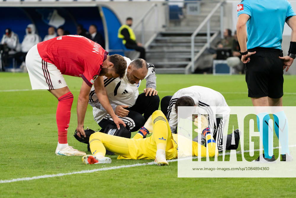 Dominik Greif (Olympique Lyon, 01) liegt am Boden und wird behandelt, GER, TSG 1899 Hoffenheim vs. Olympique Lyon, Fussball, Europa League, Spieltag 3, Spielzeit 2026 2027, 22.10.2026, GER, TSG 1899 Hoffenheim vs. Olympique Lyon, Fussball, Europa League, Spieltag 3, Spielzeit 2026 2027, 22.10.2026, Sinsheim