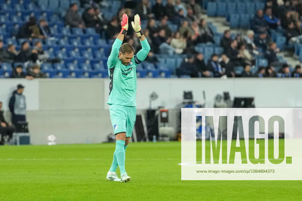 UEFA Europa League: TSG Hoffenheim vs Olympique Lyon, 22.10.2026 Oliver Baumann (TSG Hoffenheim, 1) am klatschen für eine Chance seiner Mannschaft UEFA Europa League: TSG Hoffenheim vs Olympique Lyon, Rhein-Neckar-Arena