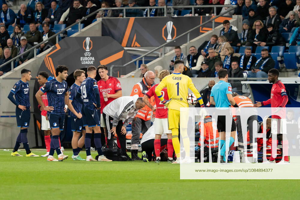 Steeve Kango (Olympique Lyon, 37) wird minutenlang von Sanitätern behanndelt und wird ausgewechselt, GER, TSG 1899 Hoffenheim vs. Olympique Lyon, Fussball, Europa League, Spieltag 3, Spielzeit 2026 2027, 22.10.2026, GER, TSG 1899 Hoffenheim vs. Olympique Lyon, Fussball, Europa League, Spieltag 3, Spielzeit 2026 2027, 22.10.2026, Sinsheim