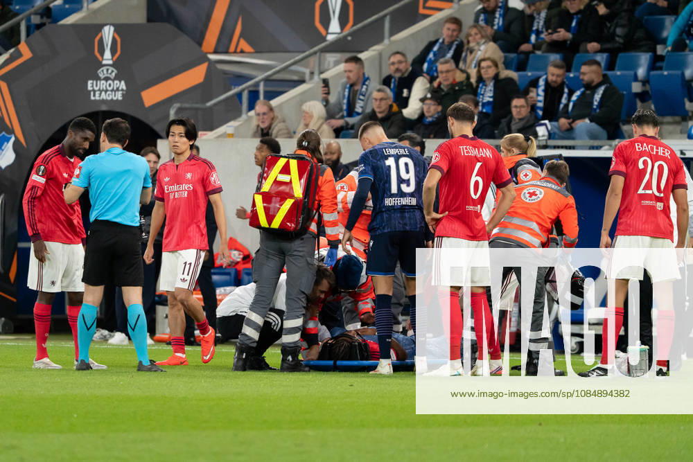Steeve Kango (Olympique Lyon, 37) wird minutenlang von Sanitätern behanndelt und wird ausgewechselt, GER, TSG 1899 Hoffenheim vs. Olympique Lyon, Fussball, Europa League, Spieltag 3, Spielzeit 2026 2027, 22.10.2026, GER, TSG 1899 Hoffenheim vs. Olympique Lyon, Fussball, Europa League, Spieltag 3, Spielzeit 2026 2027, 22.10.2026, Sinsheim