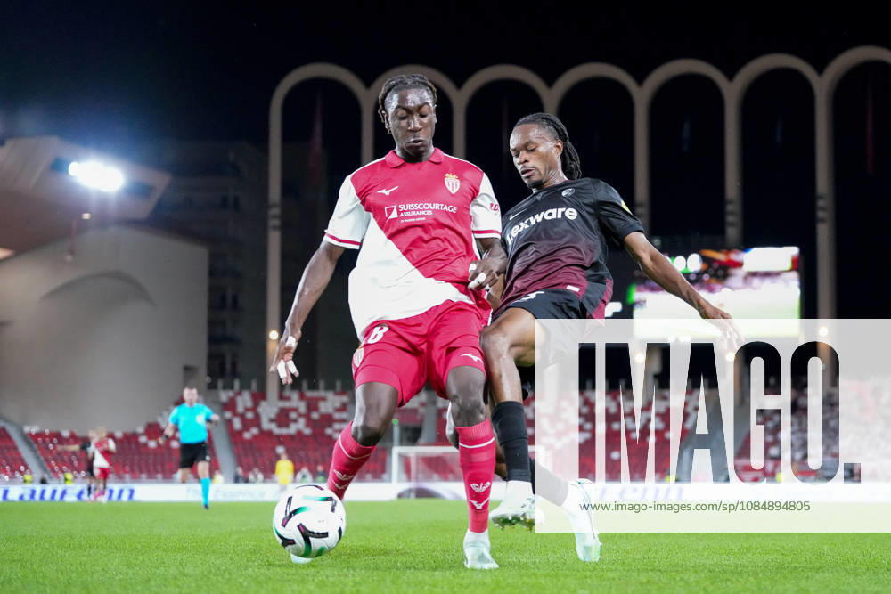 Mamadou Coulibaly (AS Monaco, 28) im Zweikampf mit Jordy Makengo (SC Freiburg, 33) , Monaco, Fussball, UEFA Conference League, 2. Spieltag, Ligaphase , 2026 2027, AS Monaco vs. SC Freiburg, 22.10.2026, Stade Louis II, Monaco Monaco Stade Louis II Fontvieille Monaco