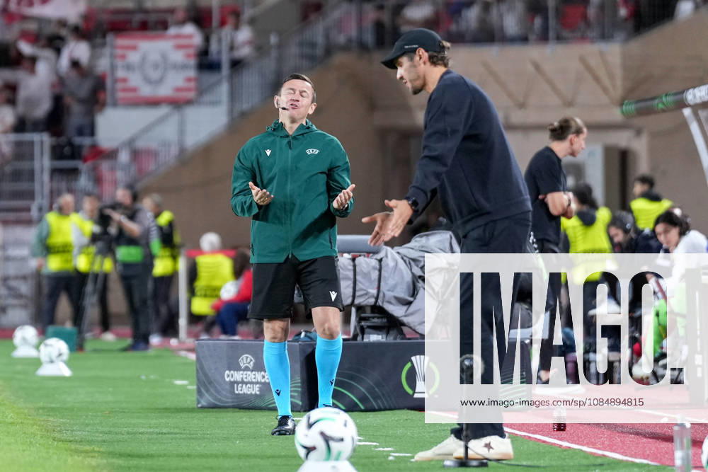 Tony Harrington (Vierter Offizieller) im Gespräch mit Julian Schuster (SC Freiburg, Trainer) , Monaco, Fussball, UEFA Conference League, 2. Spieltag, Ligaphase , 2026 2027, AS Monaco vs. SC Freiburg, 22.10.2026, Stade Louis II, Monaco Monaco Stade Louis II Fontvieille Monaco