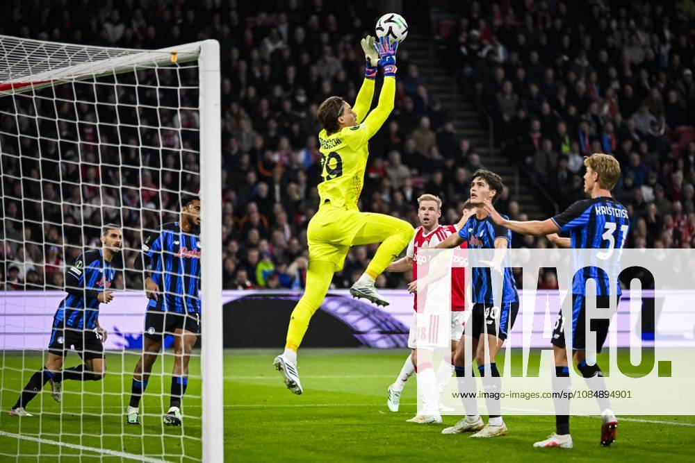 AMSTERDAM - (lr) Atalanta BC goalkeeper Marco Carnesecchi catches the ball, Davy Klaassen of Ajax, Relja Obrić of Atalanta BC and Thomas Kristensen of Atalanta BC during the UEFA Conference League match between AFC Ajax and Atalanta BC at the Johan Cruijff ArenA on 22 October 2026 in Amsterdam, the Netherlands. OLAF KRAAK ANP UEFA Conference League 2026 27 ANPxSportx IVx 573296279 originalFilename: 573296279