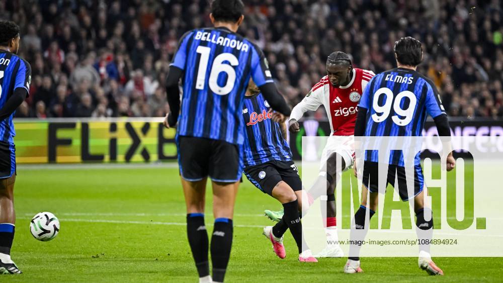 AMSTERDAM - Jorthy Mokio of Ajax shoots at goal during the UEFA Conference League match between AFC Ajax and Atalanta BC at the Johan Cruijff ArenA on October 22, 2026 in Amsterdam, the Netherlands. OLAF KRAAK ANP UEFA Conference League 2026 27 ANPxSportx IVx 573296384 originalFilename: 573296384