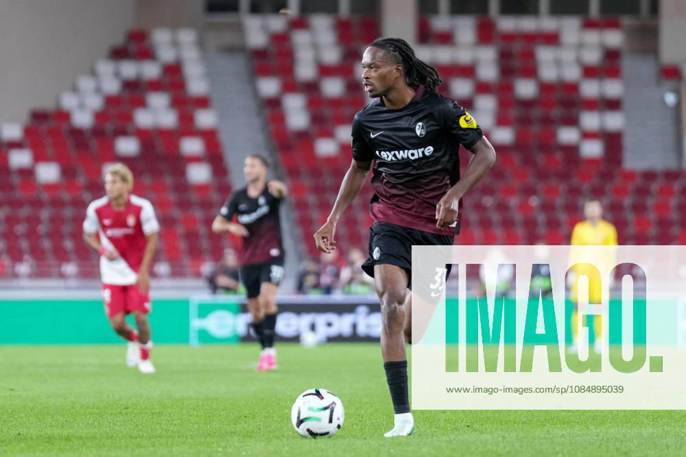 Jordy Makengo (SC Freiburg, 33) am Ball , Monaco, Fussball, UEFA Conference League, 2. Spieltag, Ligaphase , 2026 2027, AS Monaco vs. SC Freiburg, 22.10.2026, Stade Louis II, Monaco Monaco Stade Louis II Fontvieille Monaco