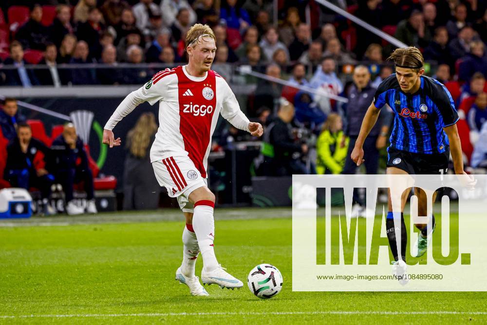 AMSTERDAM - Julian Brandt of AFC Ajax passes the ball under pressure from Charles De Ketelaere of Atalanta BC during the UEFA Conference League match between AFC Ajax and Atalanta BC at the Johan Cruijff ArenA on October 22, 2026 in Amsterdam, the Netherlands. WART BRINKERHOF ANP Conference League 2026 27 ANPxSportx xMarcelxterxBalsxIVx 573296808 originalFilename: 573296808