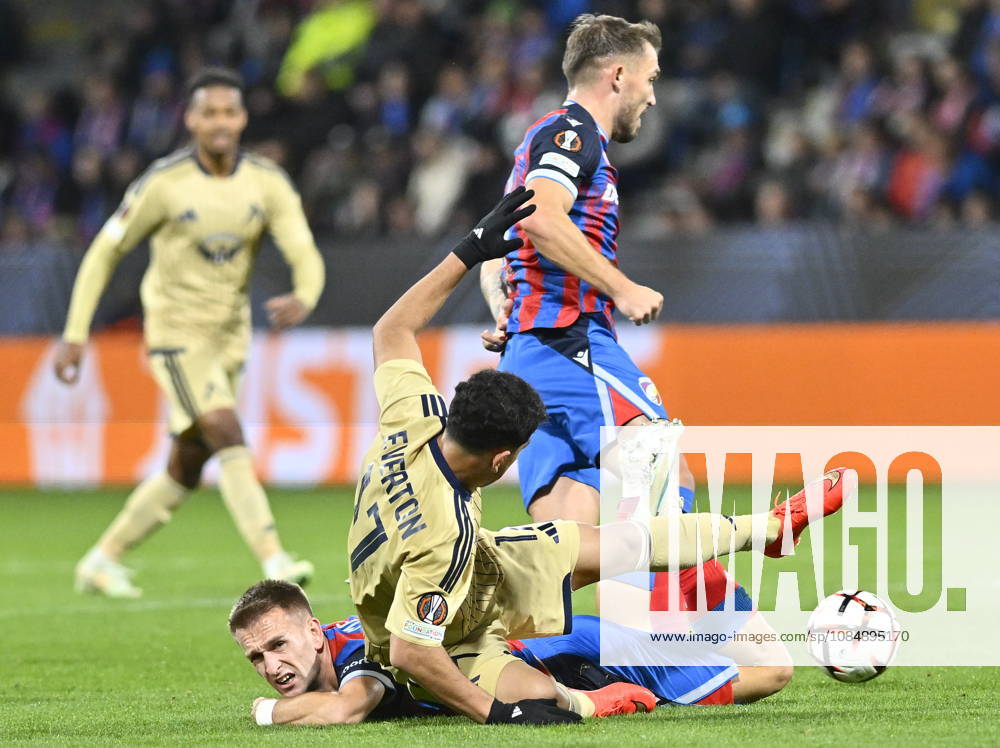 Fotball UEFA Europa League 3rd round match: Viktoria Plzen vs Levski Sofia in Pilsen, Czech Republic, October 22, 2026. From left Amar Memic of Viktoria, Everton Bala of Levski, Tomas Ladra of Viktoria. (CTKxPhoto MiroslavxChaloupka) CTKPhotoP2026102209544 CTKPhotoP2026102209544