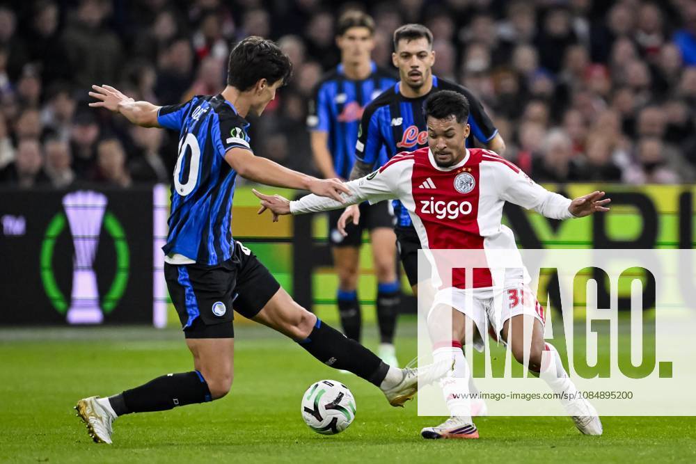 AMSTERDAM - (lr) Relja Obrić of Atalanta BC and Marcos Leonardo of Ajax during the UEFA Conference League match between AFC Ajax and Atalanta BC at the Johan Cruijff ArenA on 22 October 2026 in Amsterdam, the Netherlands. OLAF KRAAK ANP UEFA Conference League 2026 27 ANPxSportx IVx 573297548 originalFilename: 573297548