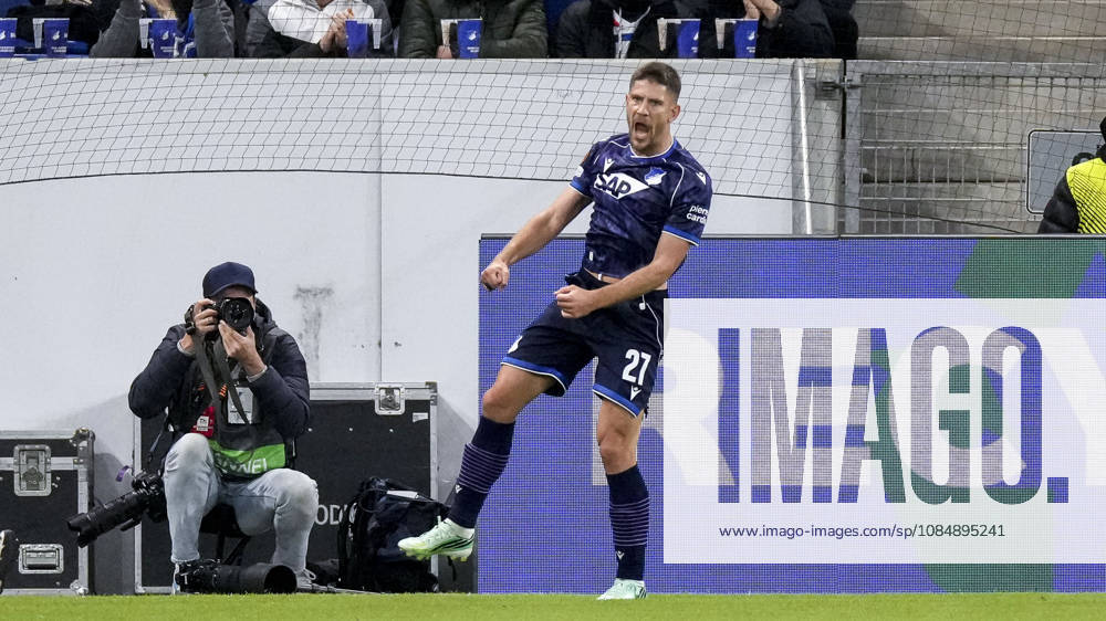 Torschütze Andrej Kramaric (Hoffenheim, 27), Spieler der TSG 1899 Hoffenheim, jubelt über das Tor zum 1:0, Jubel, jubeln, Torjubel, Torerfolg, celebrate the goal, goal, celebration, jubelt ueber das Tor, Freuen, Freude, freut sich, optimistisch, positiv, Spielszene, Highlight, Freisteller, Ganzkörper, Einzelbild, Einzelfoto, Aktion, Action, 22.10.2026, Sinsheim (Deutschland), Fussball, UEFA Europa League, TSG 1899 Hoffenheim - Olympique Lyon, DFB DFL REGULATIONS PROHIBIT ANY USE OF PHOTOGRAPHS AS IMAGE SEQUENCES AND OR QUASI-VIDEO.