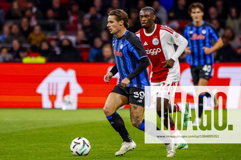 AMSTERDAM - Nicola Zalewski of Atalanta BC dribbles with the ball under pressure from Jorthy Mokio of AFC Ajax during the UEFA Conference League match between AFC Ajax and Atalanta BC at the Johan Cruijff ArenA on 22 October 2026 in Amsterdam, the Netherlands. WART BRINKERHOF ANP Conference League 2026 27 ANPxSportx xMarcelxterxBalsxIVx 573298655 originalFilename: 573298655