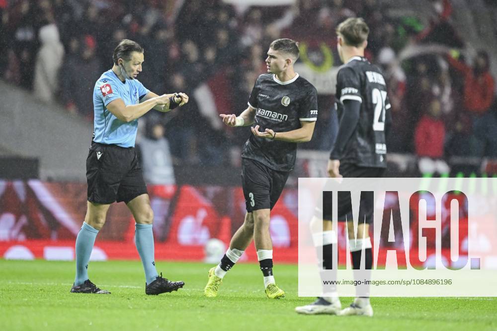 SC Braga v KAA Gent - UEFA Conference League BRAGA, PORTUGAL - OCTOBER 22 : referee and Paskotsi Kaksim defender of KAA Gent during the UEFA Conference League 2026 27 League Phase matchday 2 match between SC Braga and KAA Gent on October 22, 2026 in Braga, Portugal, 22 10 2026 Braga Portugal