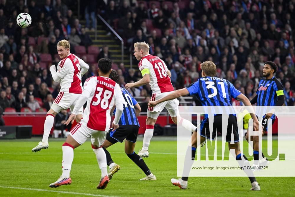 AMSTERDAM - (lr) Julian Brandt of Ajax heads the ball, Marcos Leonardo of Ajax, Davy Klaassen of Ajax, Thomas Kristensen of Atalanta BC and Ederson of Atalanta BC during the UEFA Conference League match between AFC Ajax and Atalanta BC at the Johan Cruijff ArenA on 22 October 2026 in Amsterdam, the Netherlands. OLAF KRAAK ANP UEFA Conference League 2026 27 ANPxSportx IVx 573301425 originalFilename: 573301425