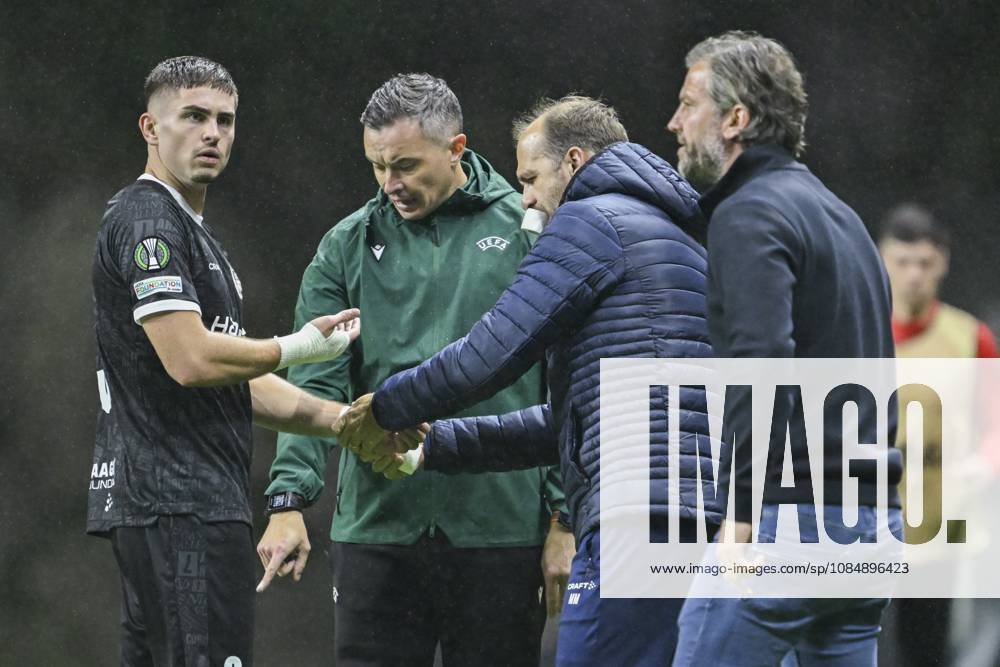 SC Braga v KAA Gent - UEFA Conference League BRAGA, PORTUGAL - OCTOBER 22 : Paskotsi Kaksim defender of KAA Gent duissiong with referee during the UEFA Conference League 2026 27 League Phase matchday 2 match between SC Braga and KAA Gent on October 22, 2026 in Braga, Portugal, 22 10 2026 Braga Portugal