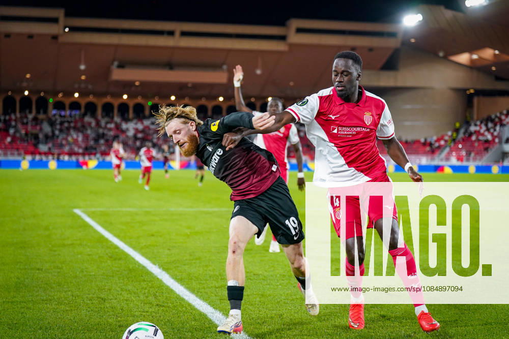 Fussball UEFA Conference League 2026 - 2027, 2. Spieltag - AS Monaco vs SC Freiburg - Stadion Louis II (Monaco): Niklas Beste (SC Freiburg, 19) und Jordan Teze (AS Monaco, 4) im Zweikampf