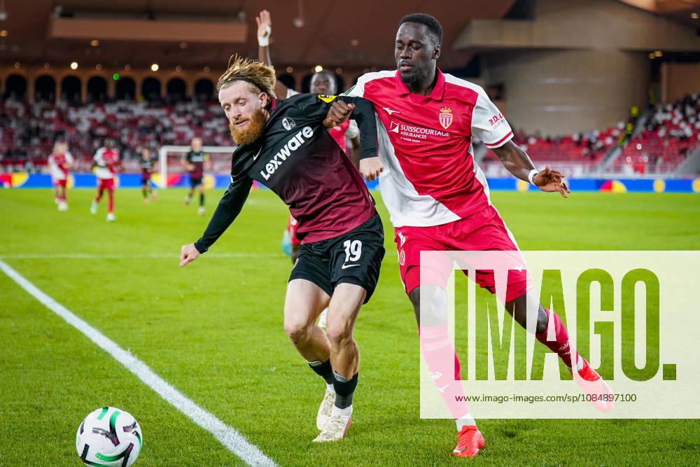 Fussball UEFA Conference League 2026 - 2027, 2. Spieltag - AS Monaco vs SC Freiburg - Stadion Louis II (Monaco): Niklas Beste (SC Freiburg, 19) und Jordan Teze (AS Monaco, 4) im Zweikampf