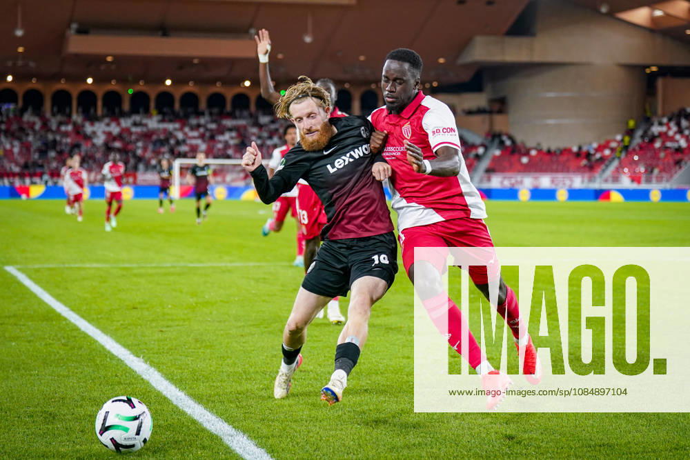 Fussball UEFA Conference League 2026 - 2027, 2. Spieltag - AS Monaco vs SC Freiburg - Stadion Louis II (Monaco): Niklas Beste (SC Freiburg, 19) und Jordan Teze (AS Monaco, 4) im Zweikampf