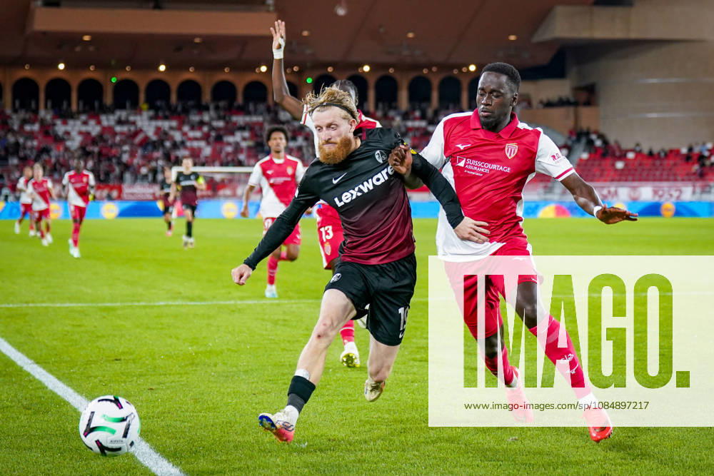 Fussball UEFA Conference League 2026 - 2027, 2. Spieltag - AS Monaco vs SC Freiburg - Stadion Louis II (Monaco): Niklas Beste (SC Freiburg, 19) und Jordan Teze (AS Monaco, 4) im Zweikampf