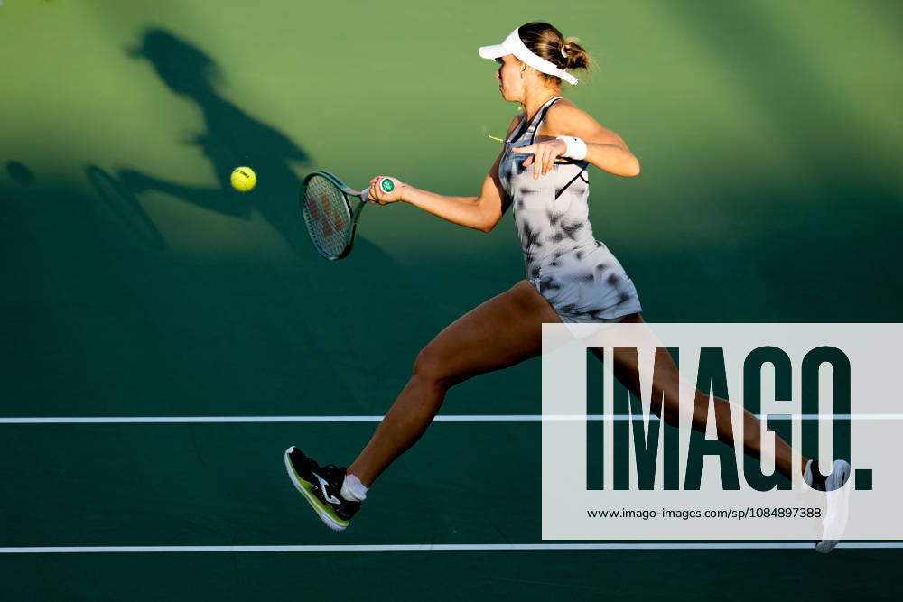 WTA, Tennis Damen Kinoshita Group Japan Open - Day 4 Magda Linette of Poland competes in her round of 16 singles match against Katerina Siniakova of the Czech Republic at the 2026 Kinoshita Group Japan Open Women s tennis tournament at Utsubo Tennis Center in Osaka, Japan, on October 22, 2026. Osaka Japan