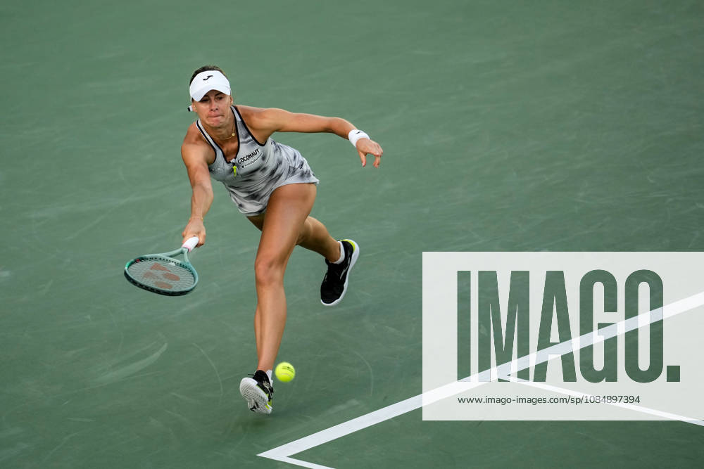 WTA, Tennis Damen Kinoshita Group Japan Open - Day 4 Magda Linette of Poland competes in her round of 16 singles match against Katerina Siniakova of the Czech Republic at the 2026 Kinoshita Group Japan Open Women s tennis tournament at Utsubo Tennis Center in Osaka, Japan, on October 22, 2026. Osaka Japan