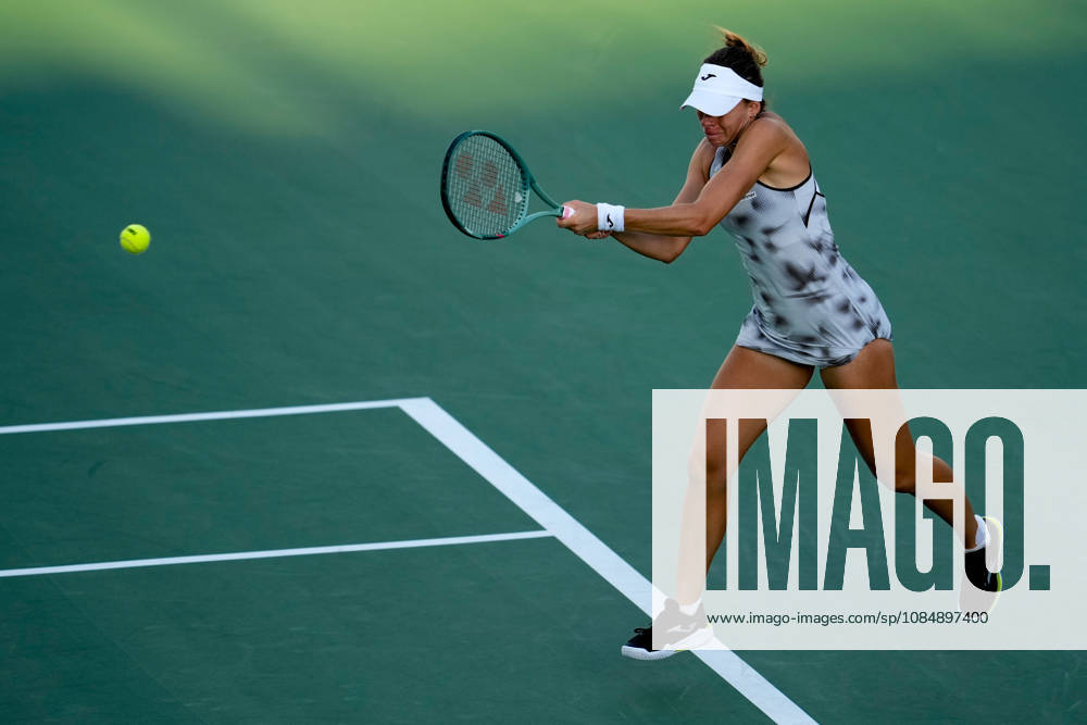 WTA, Tennis Damen Kinoshita Group Japan Open - Day 4 Magda Linette of Poland competes in her round of 16 singles match against Katerina Siniakova of the Czech Republic at the 2026 Kinoshita Group Japan Open Women s tennis tournament at Utsubo Tennis Center in Osaka, Japan, on October 22, 2026. Osaka Japan