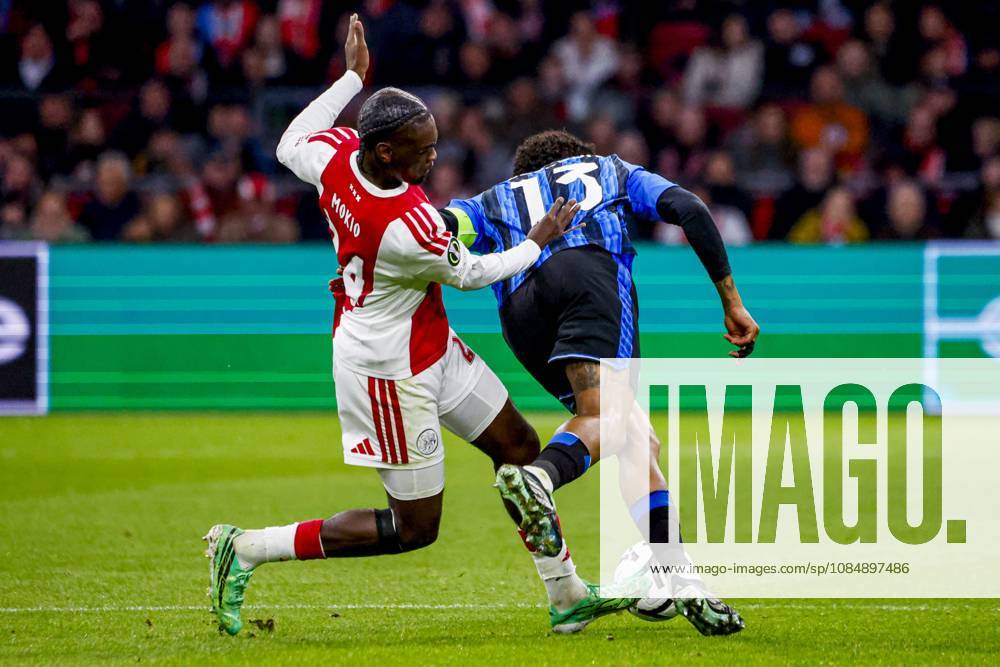 AMSTERDAM - Ederson of Atalanta BC battles for possession with Jorthy Mokio of AFC Ajax during the UEFA Conference League match between AFC Ajax and Atalanta BC at the Johan Cruijff ArenA on 22 October 2026 in Amsterdam, the Netherlands. WART BRINKERHOF ANP Conference League 2026 27 ANPxSportx xMarcelxterxBalsxIVx 573302140 originalFilename: 573302140