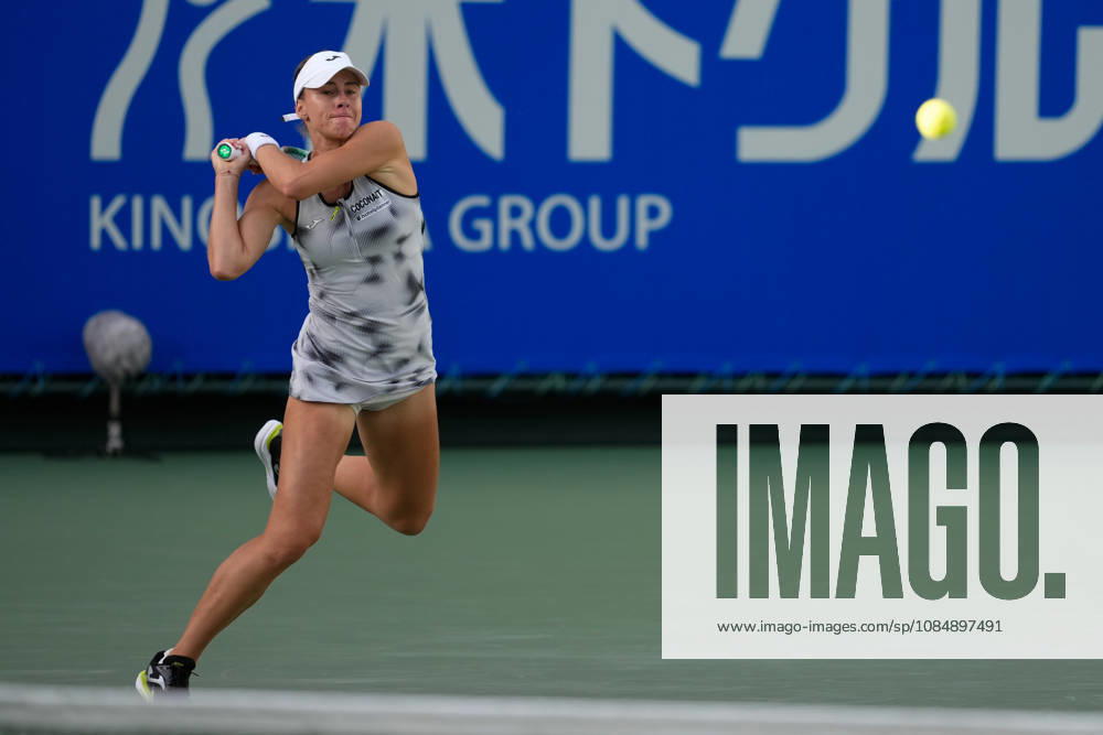 WTA, Tennis Damen Kinoshita Group Japan Open - Day 4 Magda Linette of Poland competes in her round of 16 singles match against Katerina Siniakova of the Czech Republic at the 2026 Kinoshita Group Japan Open Women s tennis tournament at Utsubo Tennis Center in Osaka, Japan, on October 22, 2026. Osaka Japan