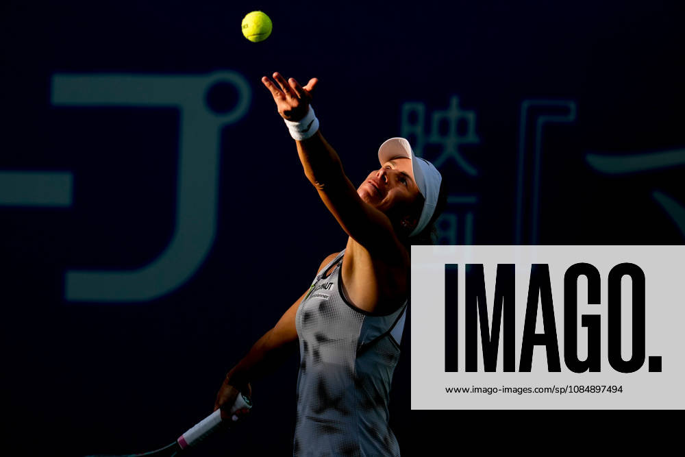 WTA, Tennis Damen Kinoshita Group Japan Open - Day 4 Magda Linette of Poland competes in her round of 16 singles match against Katerina Siniakova of the Czech Republic at the 2026 Kinoshita Group Japan Open Women s tennis tournament at Utsubo Tennis Center in Osaka, Japan, on October 22, 2026. Osaka Japan