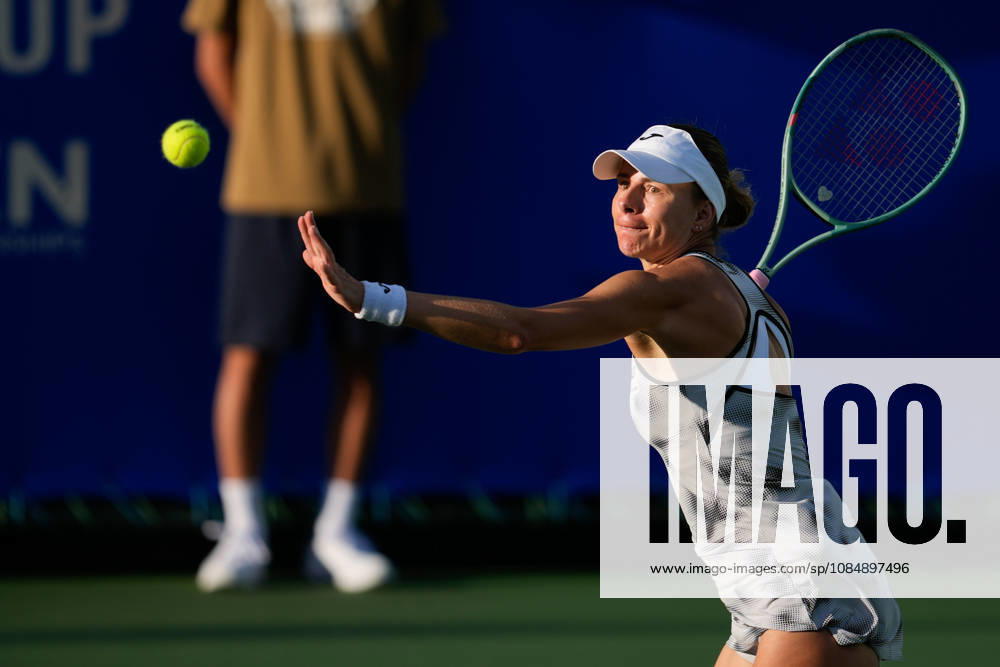 WTA, Tennis Damen Kinoshita Group Japan Open - Day 4 Magda Linette of Poland competes in her round of 16 singles match against Katerina Siniakova of the Czech Republic at the 2026 Kinoshita Group Japan Open Women s tennis tournament at Utsubo Tennis Center in Osaka, Japan, on October 22, 2026. Osaka Japan
