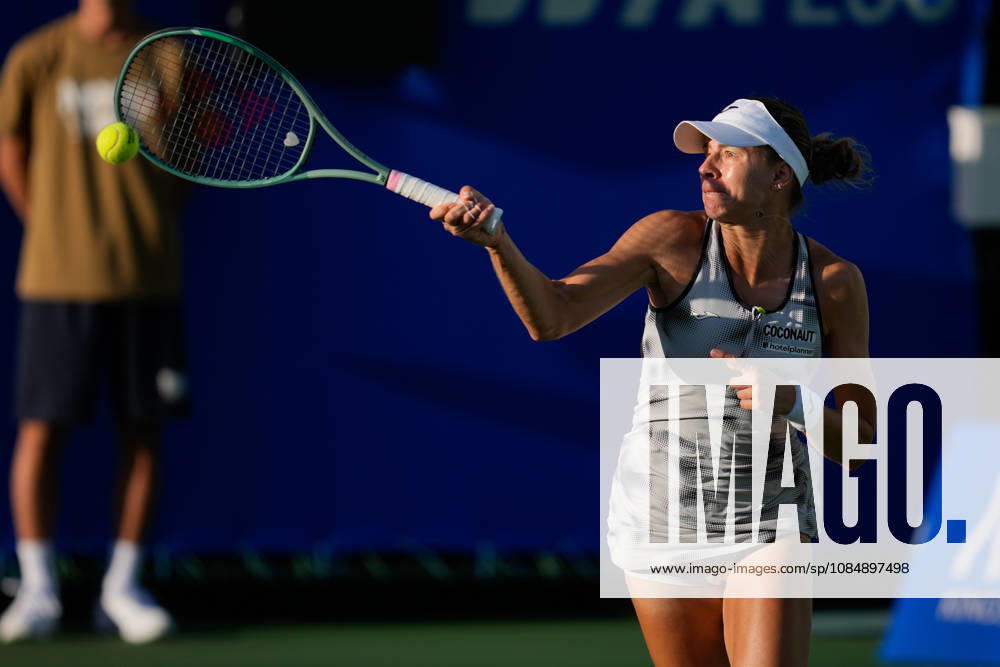 WTA, Tennis Damen Kinoshita Group Japan Open - Day 4 Magda Linette of Poland competes in her round of 16 singles match against Katerina Siniakova of the Czech Republic at the 2026 Kinoshita Group Japan Open Women s tennis tournament at Utsubo Tennis Center in Osaka, Japan, on October 22, 2026. Osaka Japan