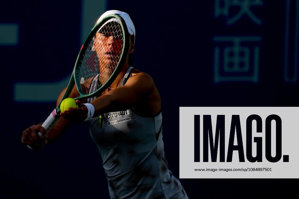 WTA, Tennis Damen Kinoshita Group Japan Open - Day 4 Magda Linette of Poland competes in her round of 16 singles match against Katerina Siniakova of the Czech Republic at the 2026 Kinoshita Group Japan Open Women s tennis tournament at Utsubo Tennis Center in Osaka, Japan, on October 22, 2026. Osaka Japan
