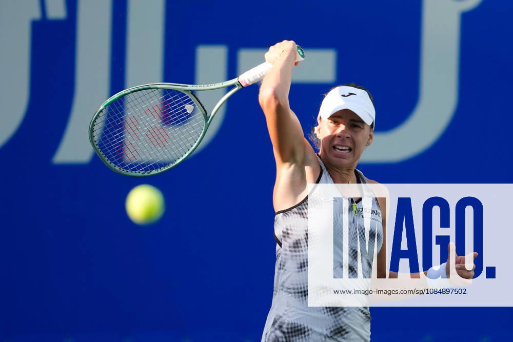 WTA, Tennis Damen Kinoshita Group Japan Open - Day 4 Magda Linette of Poland competes in her round of 16 singles match against Katerina Siniakova of the Czech Republic at the 2026 Kinoshita Group Japan Open Women s tennis tournament at Utsubo Tennis Center in Osaka, Japan, on October 22, 2026. Osaka Japan