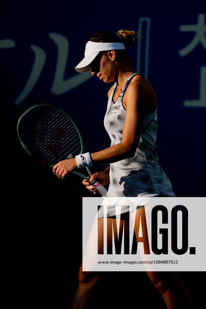 WTA, Tennis Damen Kinoshita Group Japan Open - Day 4 Magda Linette of Poland competes in her round of 16 singles match against Katerina Siniakova of the Czech Republic at the 2026 Kinoshita Group Japan Open Women s tennis tournament at Utsubo Tennis Center in Osaka, Japan, on October 22, 2026. Osaka Japan