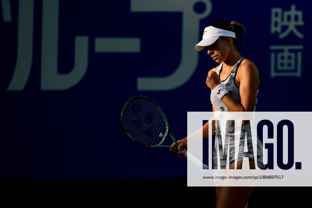 WTA, Tennis Damen Kinoshita Group Japan Open - Day 4 Magda Linette of Poland competes in her round of 16 singles match against Katerina Siniakova of the Czech Republic at the 2026 Kinoshita Group Japan Open Women s tennis tournament at Utsubo Tennis Center in Osaka, Japan, on October 22, 2026. Osaka Japan
