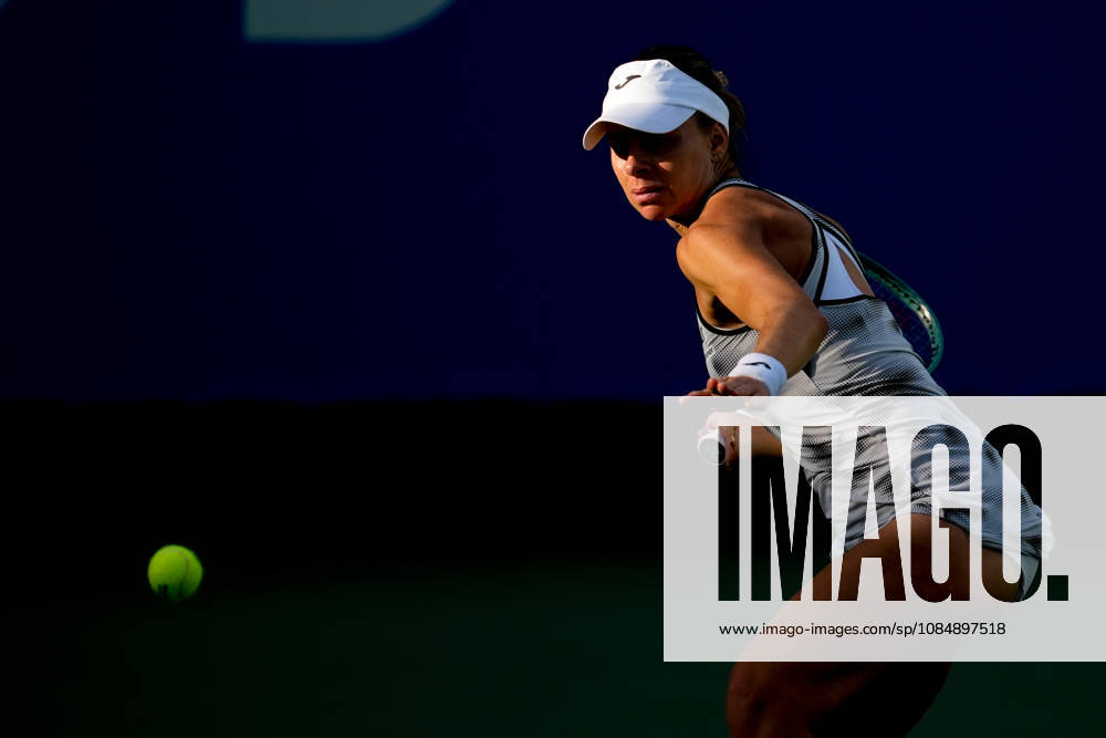 WTA, Tennis Damen Kinoshita Group Japan Open - Day 4 Magda Linette of Poland competes in her round of 16 singles match against Katerina Siniakova of the Czech Republic at the 2026 Kinoshita Group Japan Open Women s tennis tournament at Utsubo Tennis Center in Osaka, Japan, on October 22, 2026. Osaka Japan