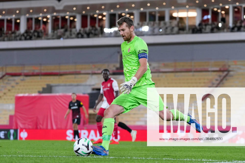Lukas Hradecky (AS Monaco, 01) am Ball , Monaco, Fussball, UEFA Conference League, 2. Spieltag, Ligaphase , 2026 2027, AS Monaco vs. SC Freiburg, 22.10.2026, Stade Louis II, Monaco Monaco Stade Louis II Fontvieille Monaco