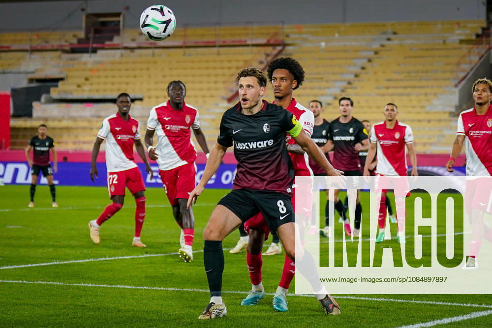 Fussball UEFA Conference League 2026 - 2027, 2. Spieltag - AS Monaco vs SC Freiburg - Stadion Louis II (Monaco): Maximilian Eggestein (SC Freiburg, 8) und Edan Diop (AS Monaco, 37) im Zweikampf