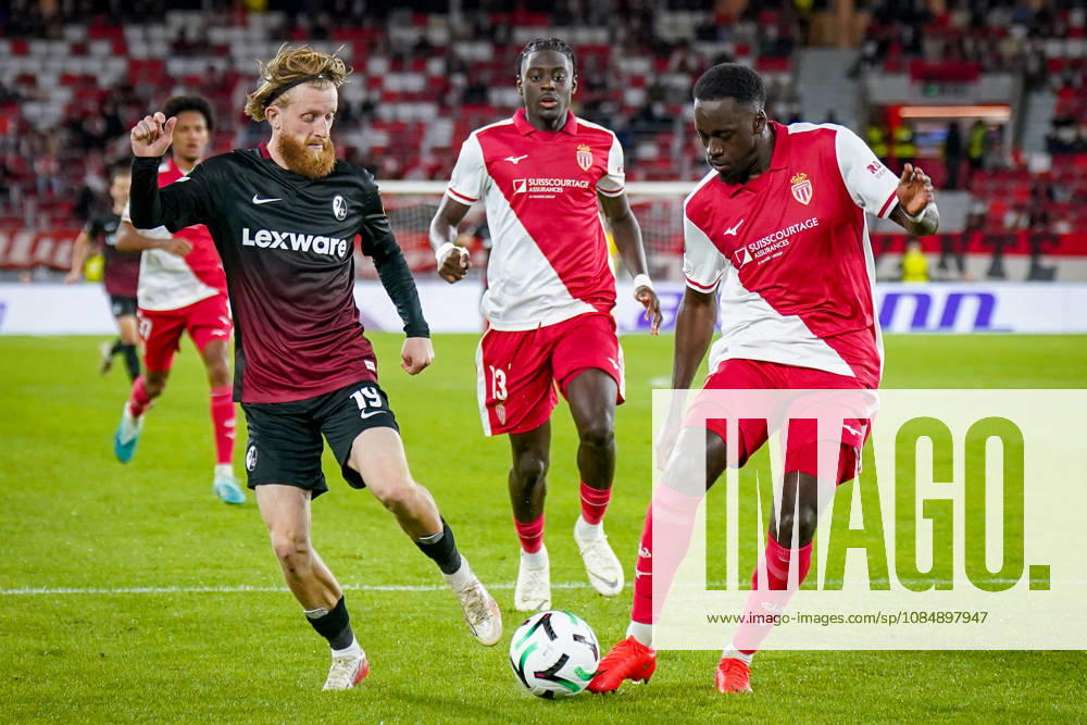 Fussball UEFA Conference League 2026 - 2027, 2. Spieltag - AS Monaco vs SC Freiburg - Stadion Louis II (Monaco): Niklas Beste (SC Freiburg, 19) und Jordan Teze (AS Monaco, 4) im Zweikampf