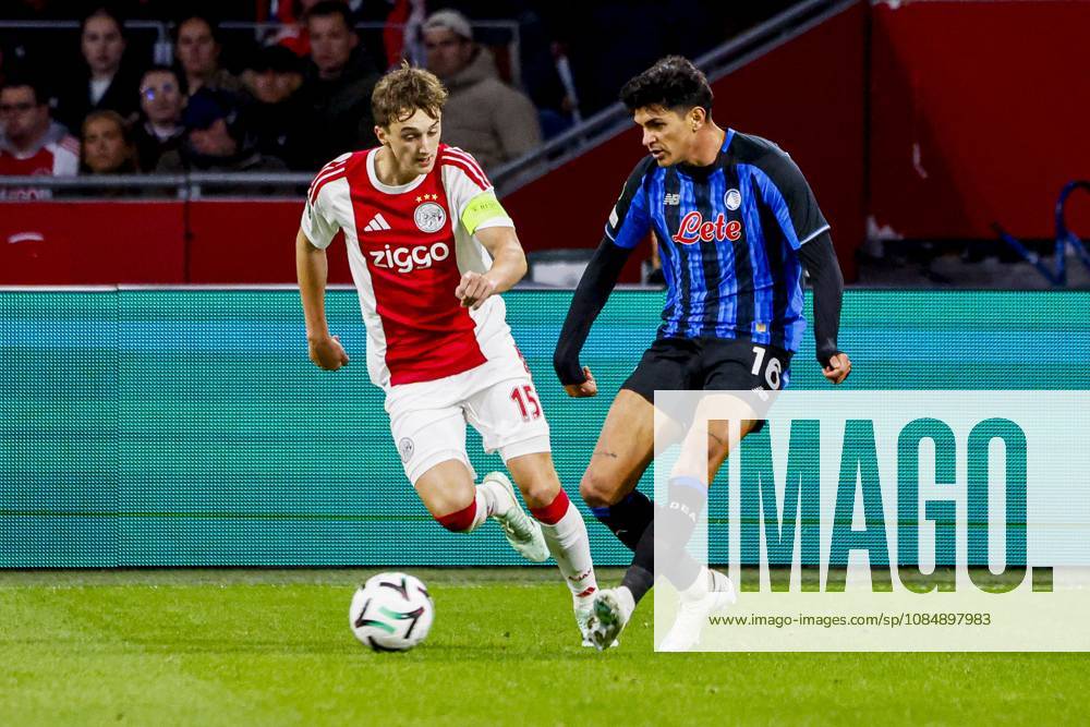 AMSTERDAM - Raoul Bellanova of Atalanta BC passes the ball under pressure from Youri Baas of AFC Ajax during the UEFA Conference League match between AFC Ajax and Atalanta BC at the Johan Cruijff ArenA on October 22, 2026 in Amsterdam, the Netherlands. WART BRINKERHOF ANP Conference League 2026 27 ANPxSportx xMarcelxterxBalsxIVx 573303322 originalFilename: 573303322
