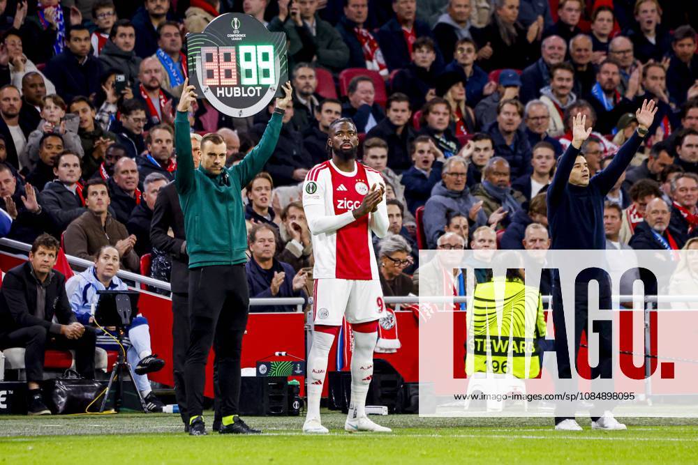 AMSTERDAM - Tolu Arokodare of AFC Ajax stands ready to be substituted during the UEFA Conference League match between AFC Ajax and Atalanta BC at the Johan Cruijff ArenA on October 22, 2026 in Amsterdam, the Netherlands. WART BRINKERHOF ANP Conference League 2026 27 ANPxSportx xMarcelxterxBalsxIVx 573303625 originalFilename: 573303625