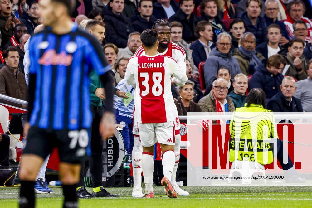 AMSTERDAM - Marcos Leonardo of AFC Ajax is substituted for Tolu Arokodare of AFC Ajax during the UEFA Conference League match between AFC Ajax and Atalanta BC at the Johan Cruijff ArenA on 22 October 2026 in Amsterdam, the Netherlands. WART BRINKERHOF ANP Conference League 2026 27 ANPxSportx xMarcelxterxBalsxIVx 573303645 originalFilename: 573303645