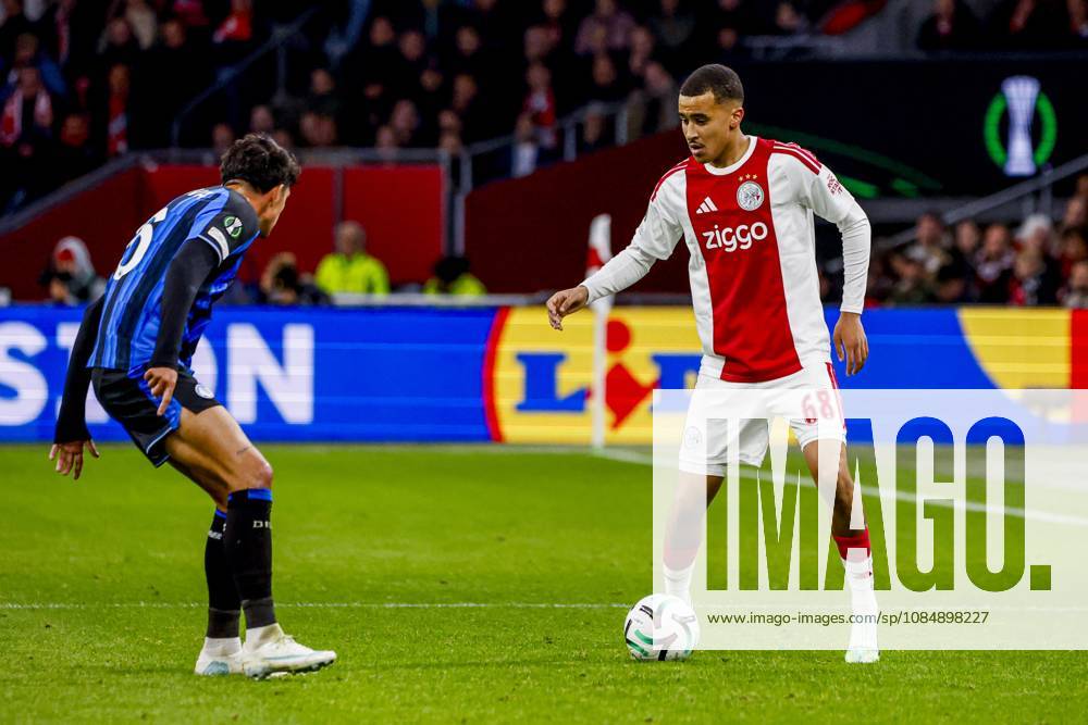 AMSTERDAM - Abdellah Ouazane of AFC Ajax dribbles with the ball under pressure from Raoul Bellanova of Atalanta BC during the UEFA Conference League match between AFC Ajax and Atalanta BC at the Johan Cruijff ArenA on October 22, 2026 in Amsterdam, the Netherlands. WART BRINKERHOF ANP Conference League 2026 27 ANPxSportx xMarcelxterxBalsxIVx 573304222 originalFilename: 573304222