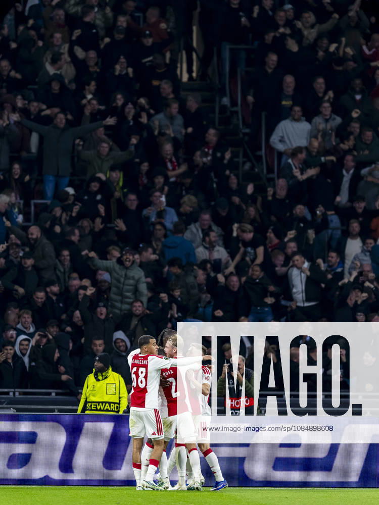 AMSTERDAM - Ajax players celebrate the goal by Ajax forward Tolu Arokodare, 1-0, during the UEFA Conference League match between Ajax and Atalanta in Johan Cruijff ArenA on 22 October 2026 in Amsterdam, Nederland. (Photo by DeFodi Images) -