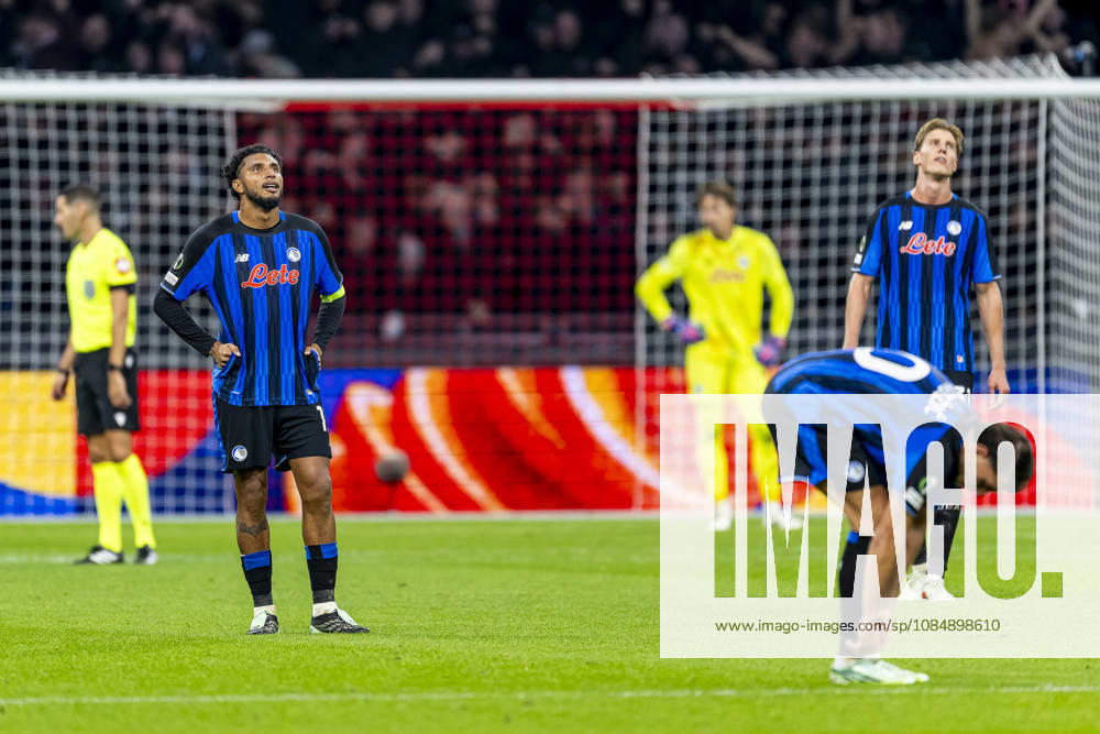 AMSTERDAM - Atalanta players are dejected after the 1-0 by Ajax forward Tolu Arokodare during the UEFA Conference League match between Ajax and Atalanta in Johan Cruijff ArenA on 22 oktober 2026 in Amsterdam , Nederland. (Photo by DeFodi Images) -