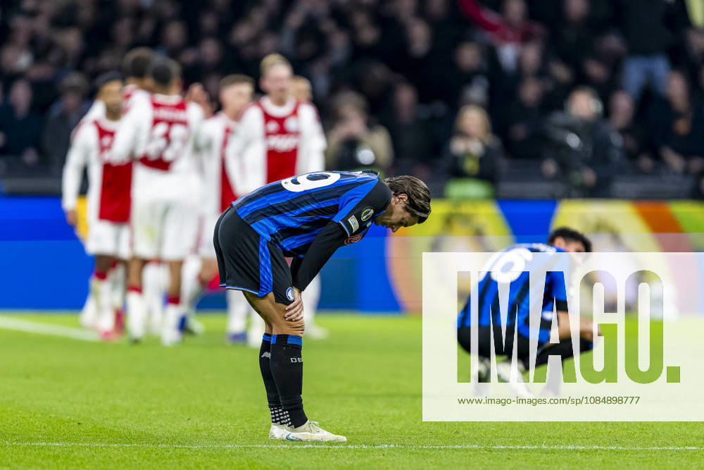 AMSTERDAM - Atalanta players are dejected after the 1-0 by Ajax forward Tolu Arokodare during the UEFA Conference League match between Ajax and Atalanta in Johan Cruijff ArenA on 22 October 2026 in Amsterdam, Nederland. (Photo by DeFodi Images) -