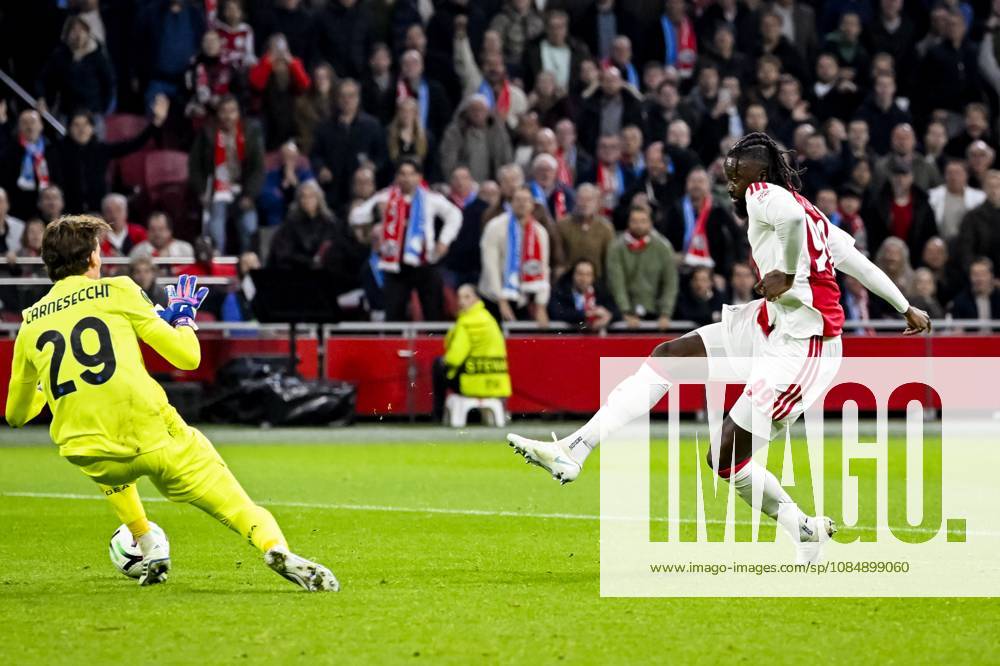 AMSTERDAM - (lr) Atalanta BC goalkeeper Marco Carnesecchi and Tolu Arokodare of Ajax scoring the 1-0 during the UEFA Conference League match between AFC Ajax and Atalanta BC at the Johan Cruijff ArenA on October 22, 2026 in Amsterdam, the Netherlands. OLAF KRAAK ANP UEFA Conference League 2026 27 ANPxSportx IVx 573305908 originalFilename: 573305908