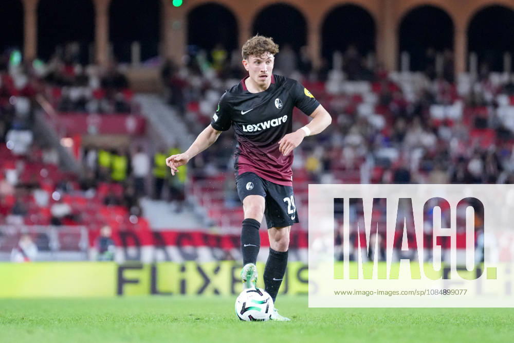 Philipp Treu (SC Freiburg, 29) am Ball , Monaco, Fussball, UEFA Conference League, 2. Spieltag, Ligaphase , 2026 2027, AS Monaco vs. SC Freiburg, 22.10.2026, Stade Louis II, Monaco Monaco Stade Louis II Fontvieille Monaco