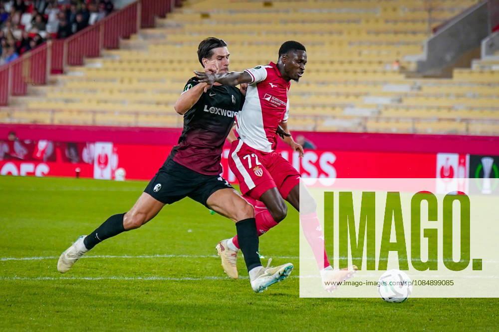 Fussball UEFA Conference League 2026 - 2027, 2. Spieltag - AS Monaco vs SC Freiburg - Stadion Louis II (Monaco): Sadibou Sane (AS Monaco, 72) Igor Matanovic (SC Freiburg, 31) im Zweikampf