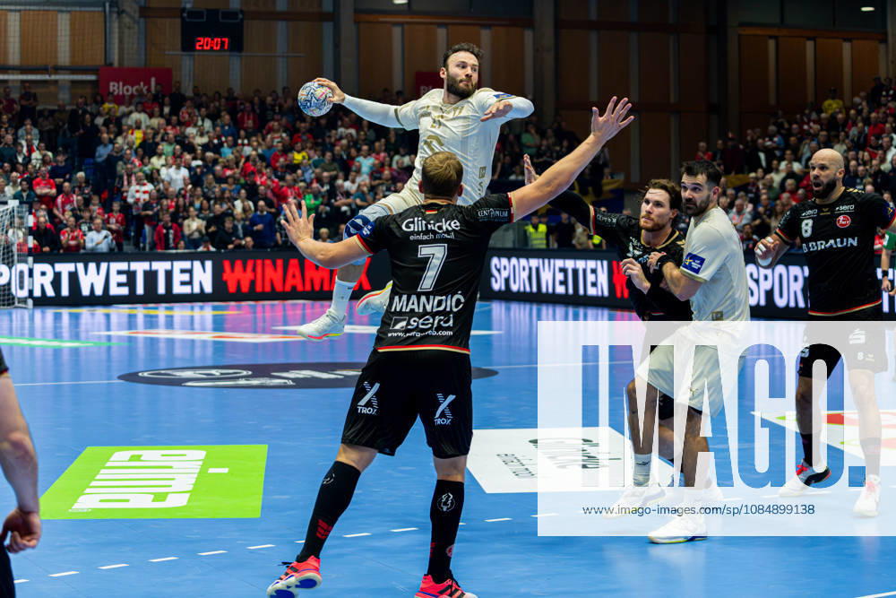 Kassel, Deutschland 22. Oktober 2026: EHF Champions League - 2026 2027 - Gruppenphase - Gruppe B - Sp. 5 - MT Melsungen gegen Orlen Wisla Plock Im Bild: v. li. im Zweikampf David MandiÄ‡ Mandic (MT) und Zoltan Szita Zoltan Szita (SPR) Rothenbach-Halle Hessen